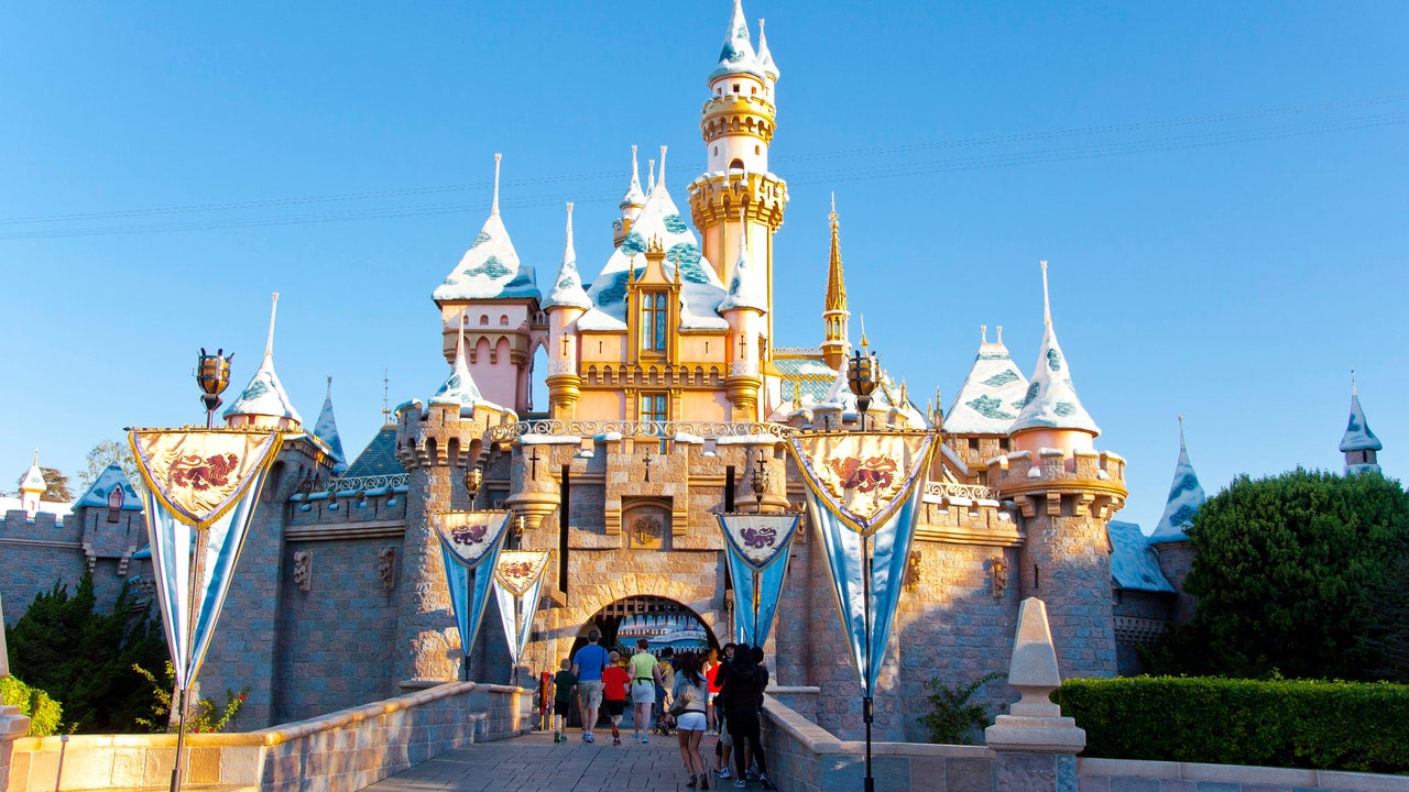 DisneylandCalifornia-D6DEXF.jpg