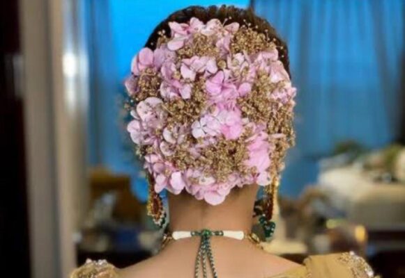 Bridal Hairstyles: artificial flowers 