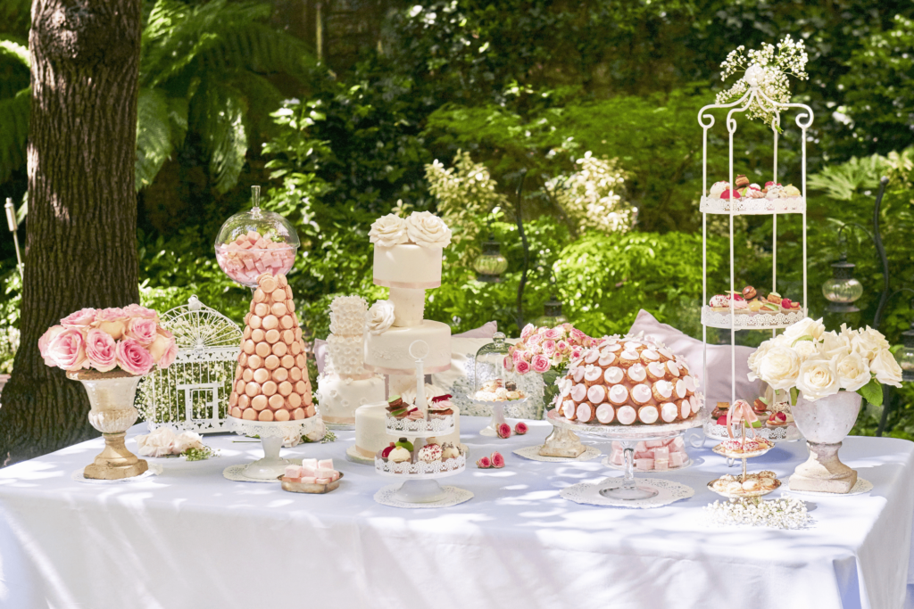 Latest Wedding Trends: Cake Stands For The  Modern Weddings