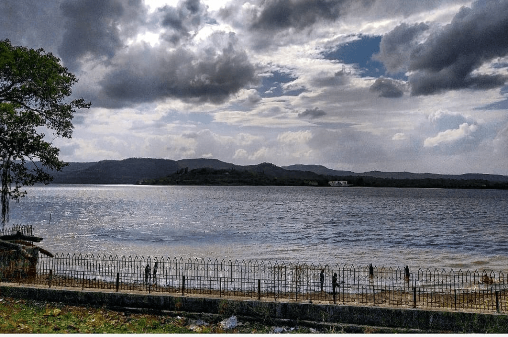 Best Pre-wedding Locations in Pune: Khadakwasla Lake
